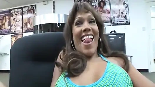 Огромный черный член раздалбывает киску и рот сексуальной девушки