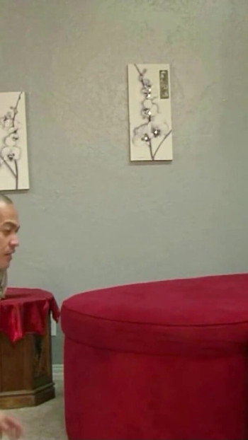 精彩的时刻来自“愚蠢的绿帽奴丈夫不得不观看，而他的金发下垂的奶子女友在面前操他最好的朋友”