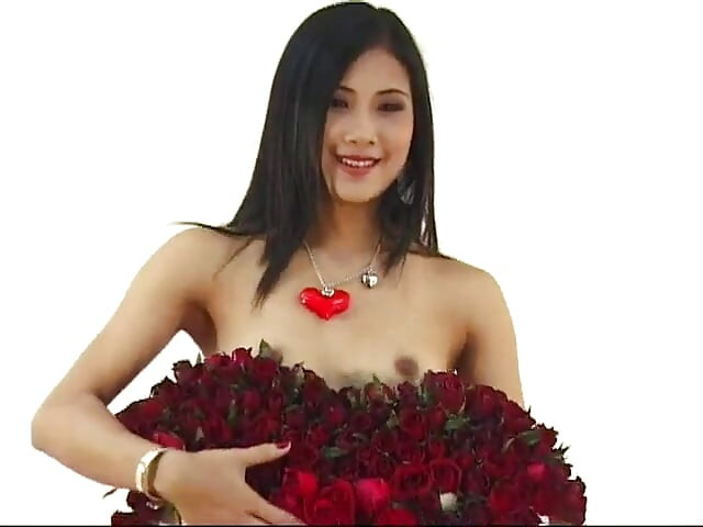 Asiatica de nuntă își face un tort