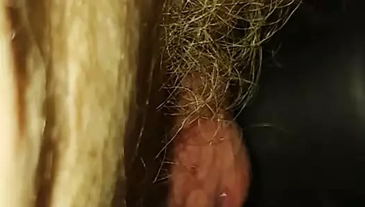 Küçük mikro horoz alır vibed ve squirts bir yük arasında boşalmak