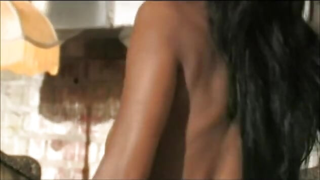 Cara remove o biquíni sexy da garota linda para sexo selvagem na sala de estar
