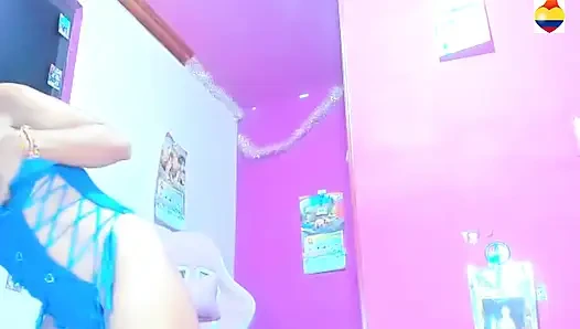 Seksi mavi kız çok swet fışkırtarak boşalana kadar yerde dildoya biniyor