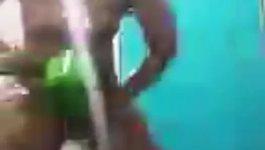 Eine schöne nackte dusche macht mich sehr aufgeregt