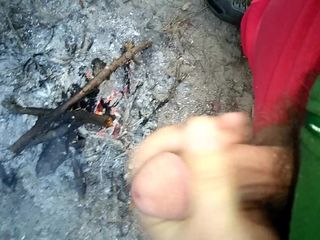 Mângâind pulă lângă foc de tabără.