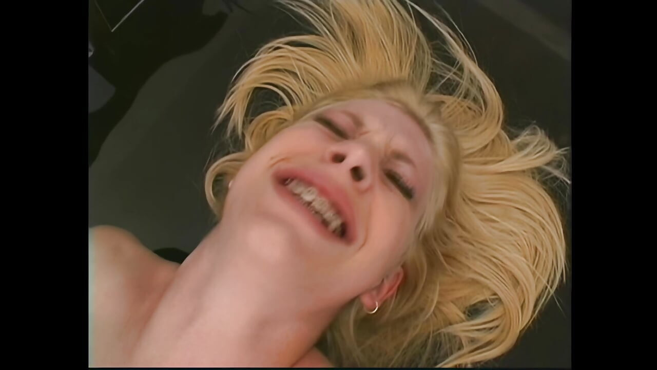 לאה לב אוהבת להיות מזדיינת כמו זונה קטנה בחום