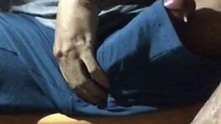 Un homme caresse sa bite géante en petite et grosse dose