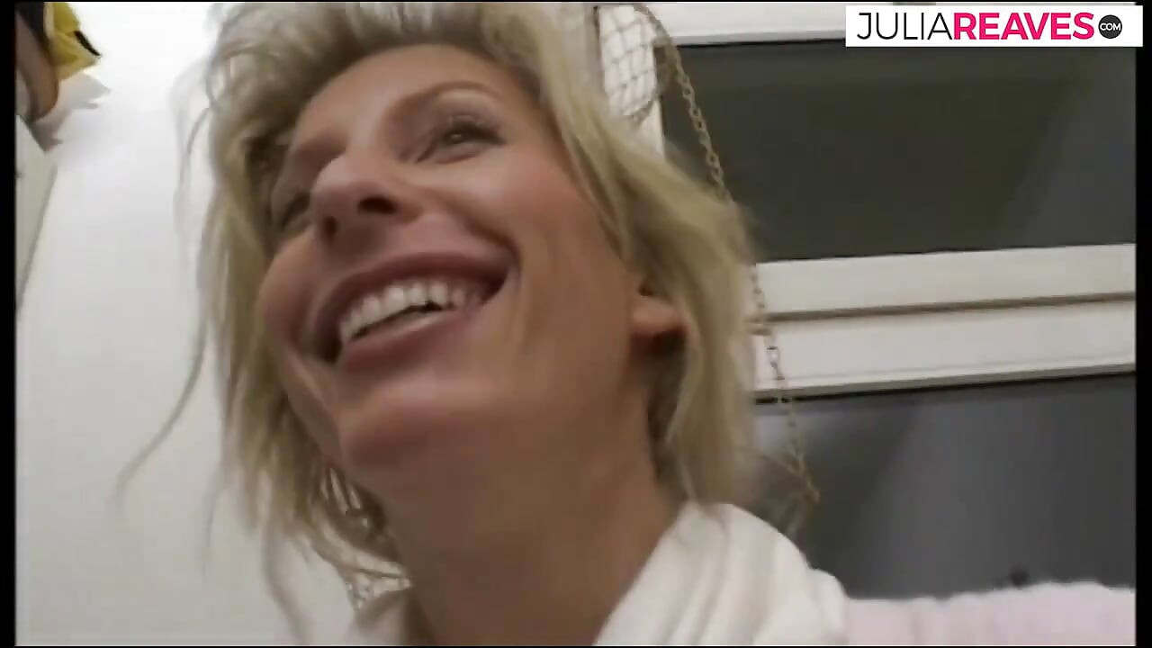 金发婊子在午休期间用假阳具抓到