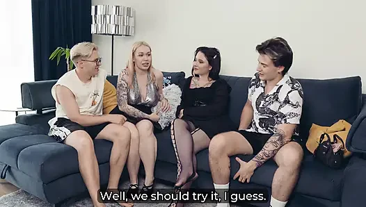 Verbotener erster swing: blondine, massive titten &brünette riesige arschtausch-partner auf Couch in schmutziger FFMM