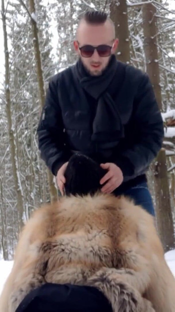 Spannender moment von "Sex mit stiefmutter in einem winterpark"