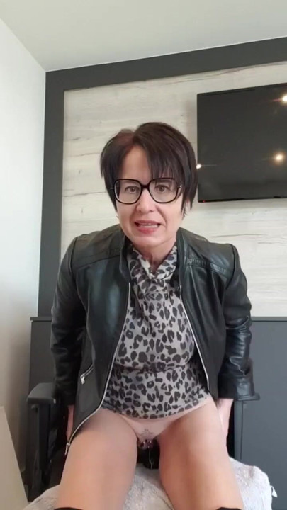 Máy bay bà già Julie chơi với cu giả hậu môn trong văn phòng | Đoạn video ngắn 1