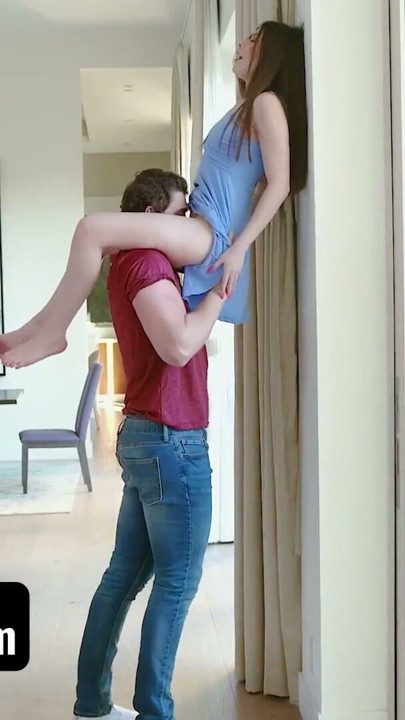 Sislovesme - cara enorme prende pequena meia-irmã Winter Jade contra a parede e come sua vulva no ar | Clipe 1