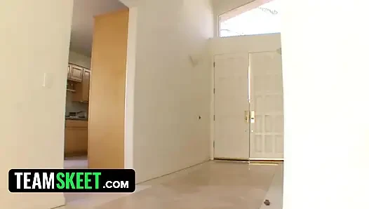 Bu kız emiyor - zayıf bebek Amia Miley boşalana kadar gırtlağına kadar şakacı