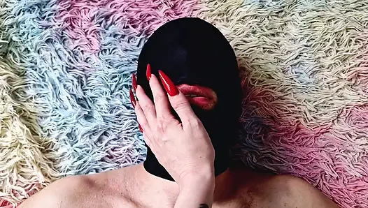 Leidenschaftliches, erregendes französisches küssen. Die herrin küsst dominant die maskierte devote und beschmiert ihren roten lippenstift überall h