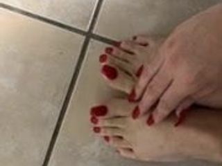 赤い足の爪
