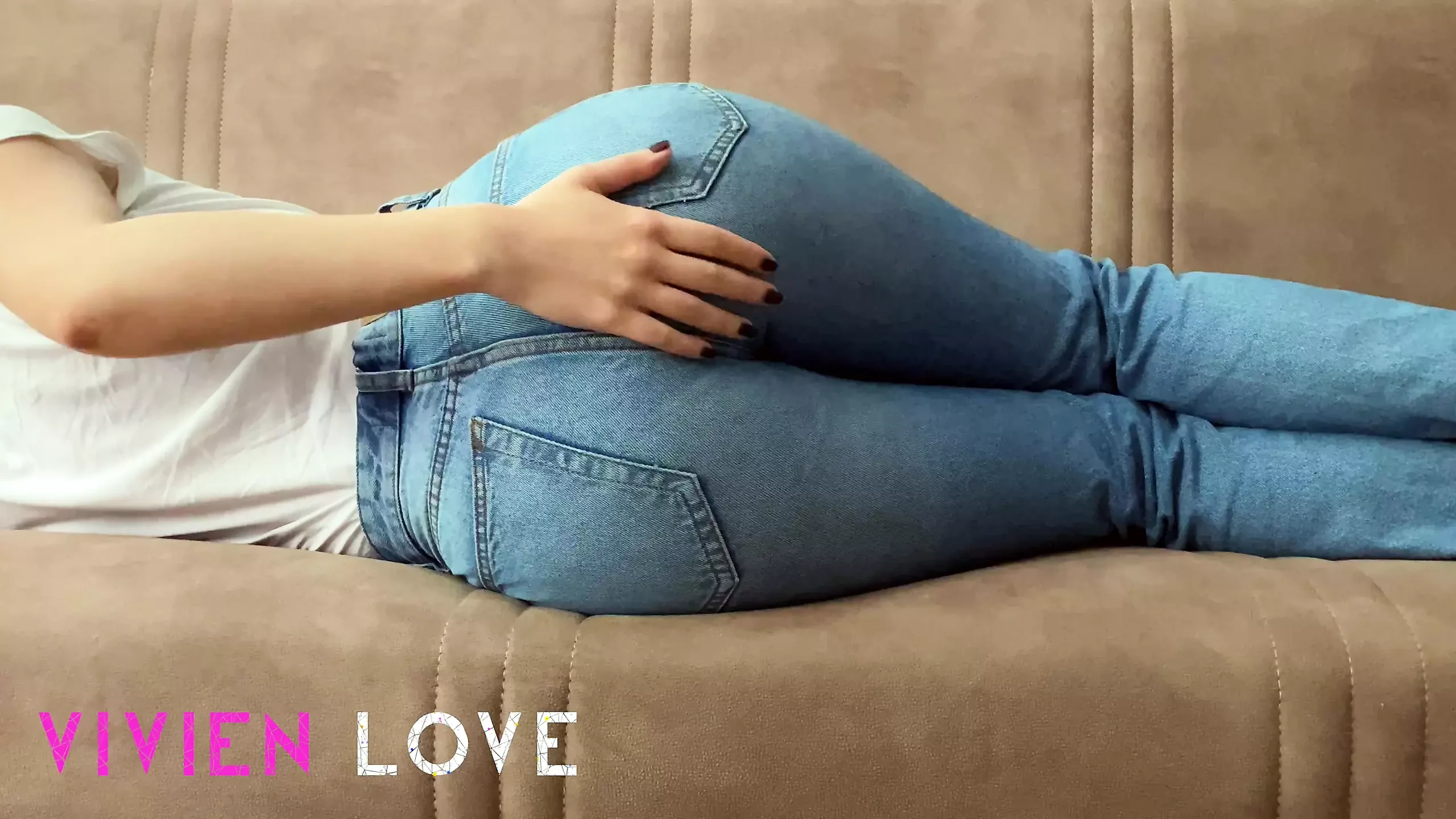 Hanya bersantai di sofa selepas hari yang panjang dan menggigilkan bilik 🍑