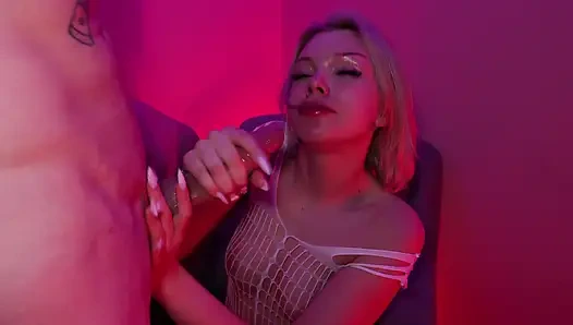 Striptis dalam pakaian mesh dengan seks yang penuh gairah sebagai hadiah