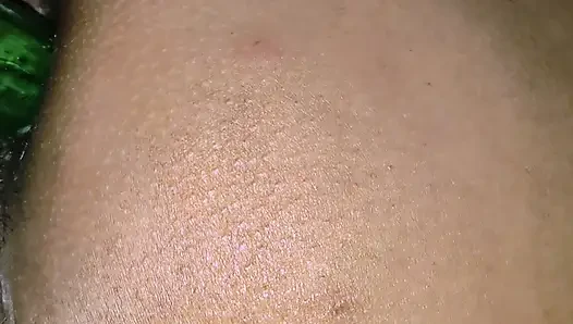 Pooja elini karısının amına soktu ve salatalık sıcaktı.