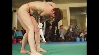 Oben-ohne-Hausfrauen machen Wrestling