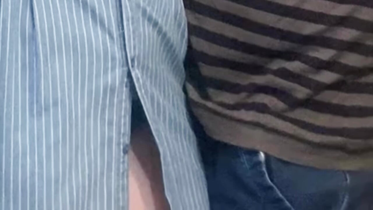 Pervers își freacă pizda păroasă în metrou