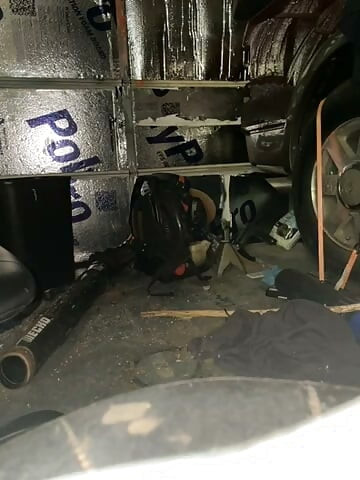 В гараже у друга не смогла удержаться, оделась как шлюха и трахнула себя в жопу! Без резинки, только своей спермой