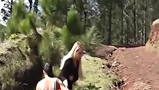 Dua gadis nakal jerman dikasih sperma hangat di hutan