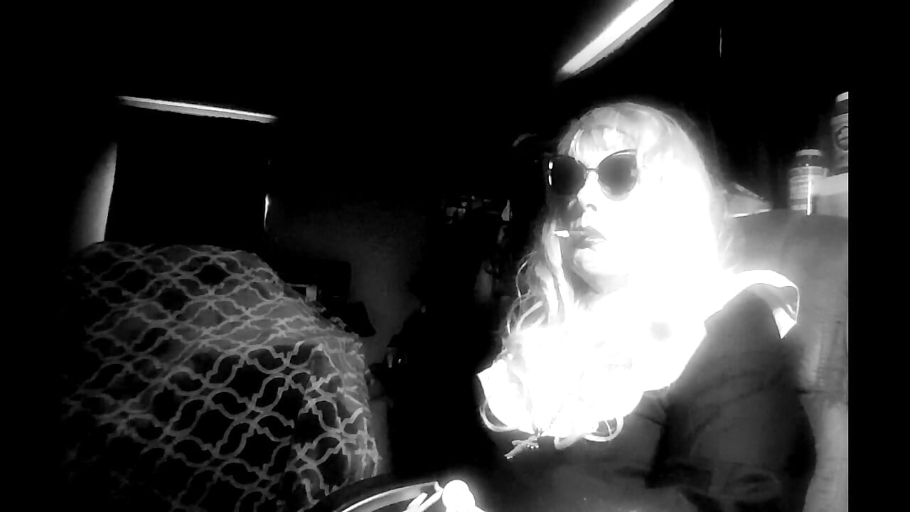 راهبة ناضجة تحب أن تستنزف أثناء التدخين VS120s على مكتب الكمبيوتر الخاص بها سي دي سيسي تي جي