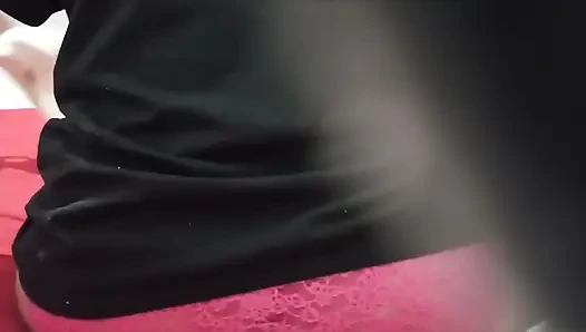 Ich habe die Handyaufnahme auf dem zimmer meiner frau verlassen und er trug seine unterwäsche