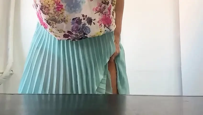 丰满熟女妈妈在工作时抚摸她湿漉漉的阴户