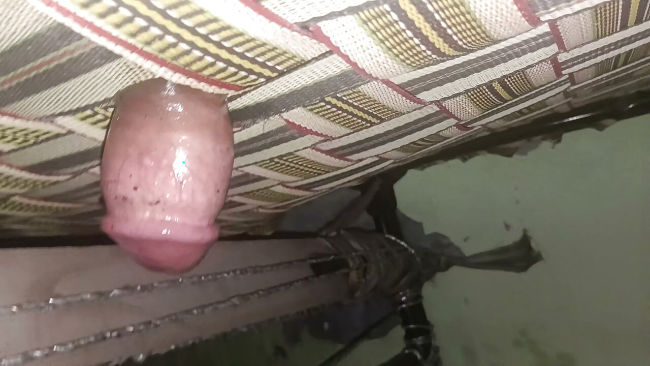 Apne land ki malish karte hue Mota karne ke liye bahut Mota tel laga rakha hai