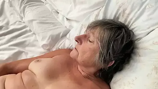 El enorme orgasmo ruidoso de Linda más una carga completa en su coño