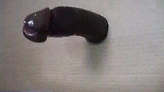 Un grande cazzo nero non tagliato bustin un nutt attraverso un gloryhole