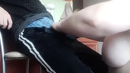 Толстая женщина голая дрочит мой член до камшота на кухне