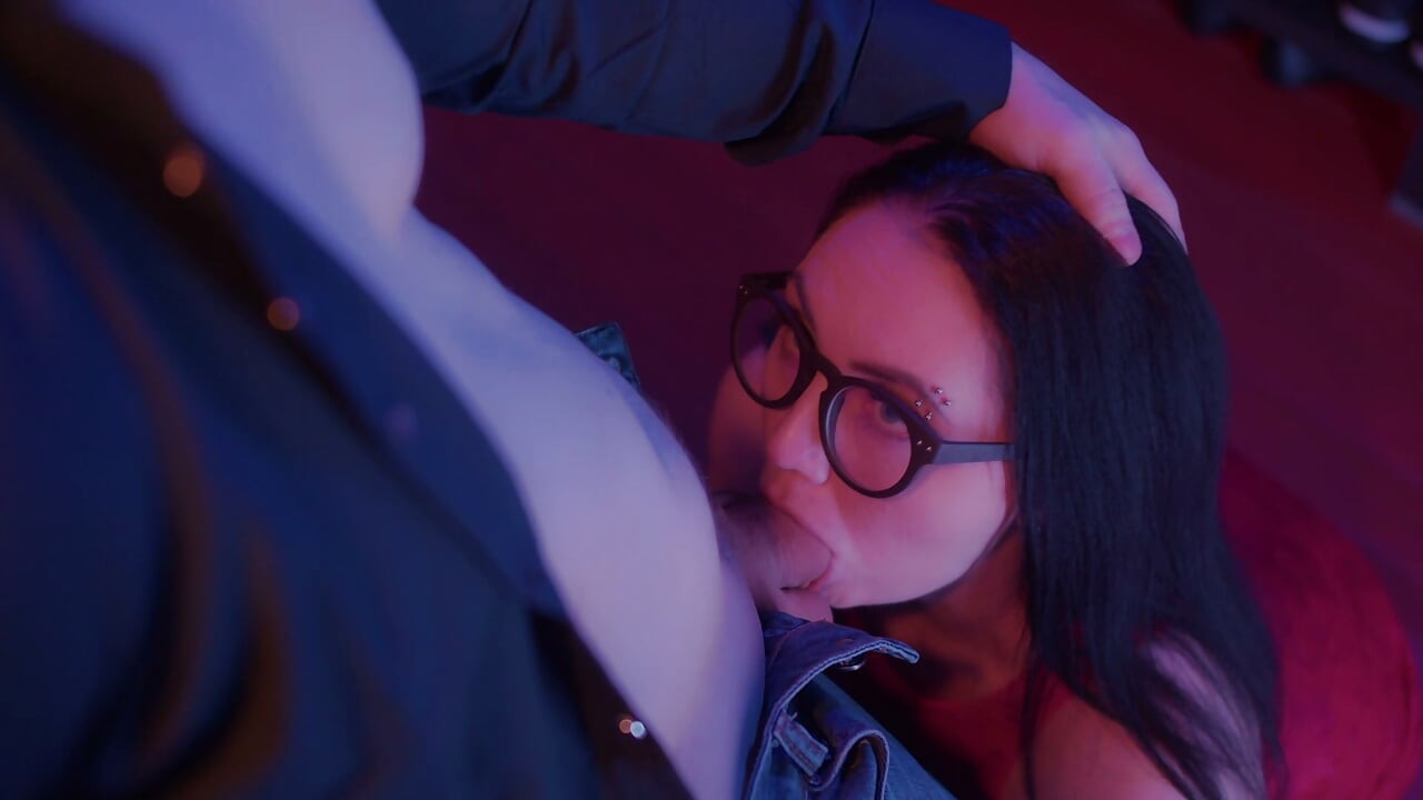 淫乱な男が淫乱女に小便をかけ、アナルを犯す、そして
