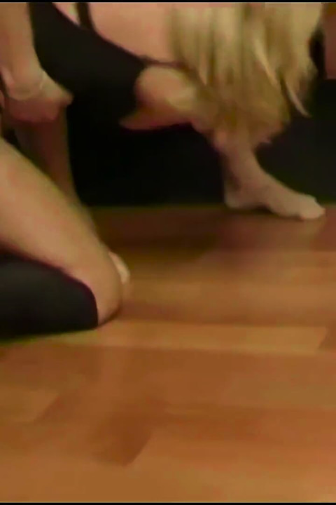 2 Szenen: Junges Mädchen Und MILF Gefickt, Footjob Und Creampie