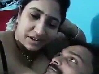 Desi indická manželka prsa sají mléko
