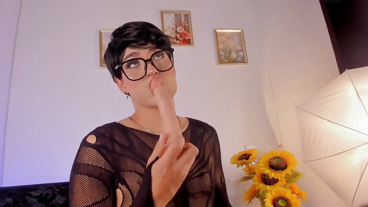 Femboy Ken Sissy Se Comportă Ca Un Pointe Și Dansează Sexy Pentru Tine