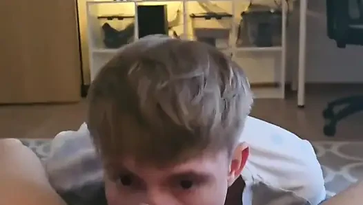 Twink bir öğrenciye sakso çekti ve onu orgazm etti
