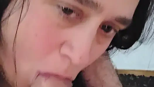 Meine Schwägerin gibt mir einen Blowjob und schluckt die Milch hinunter