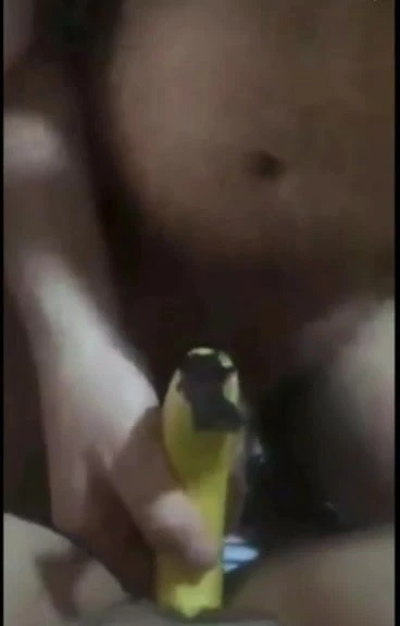 le mete una banana en la vagina
