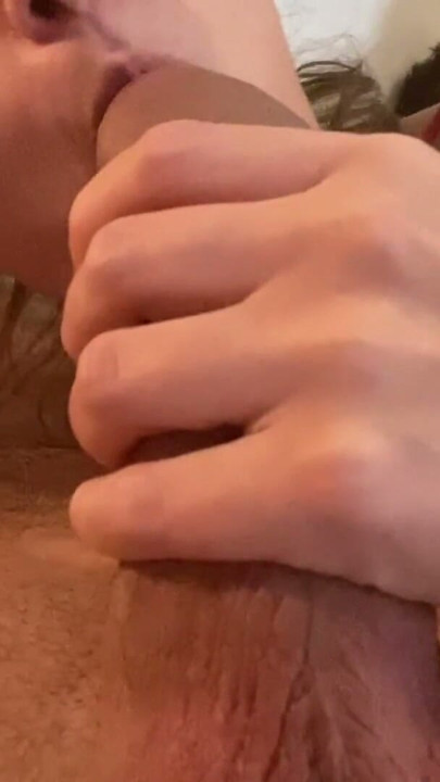Sahne arkası porno çekimi. Anastasia sahibe mola sırasında eğlenmek için Leo Casanova'yı emiyor | Klip 1