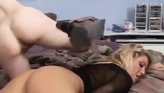 Muhteşem sarışın arkadaşı izlerken domalarak sikiliyor