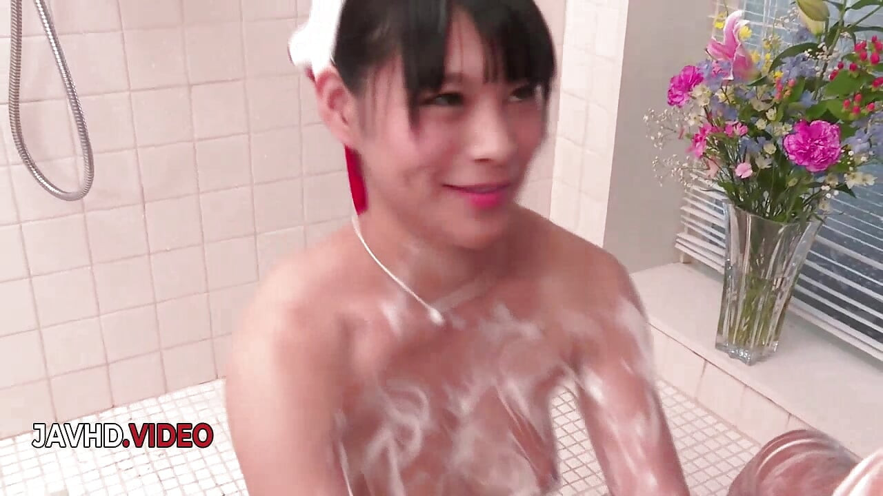 Anne si cewek hot rambut cokelat lagi asik nyepong kontol intens di kamar mandi - pov