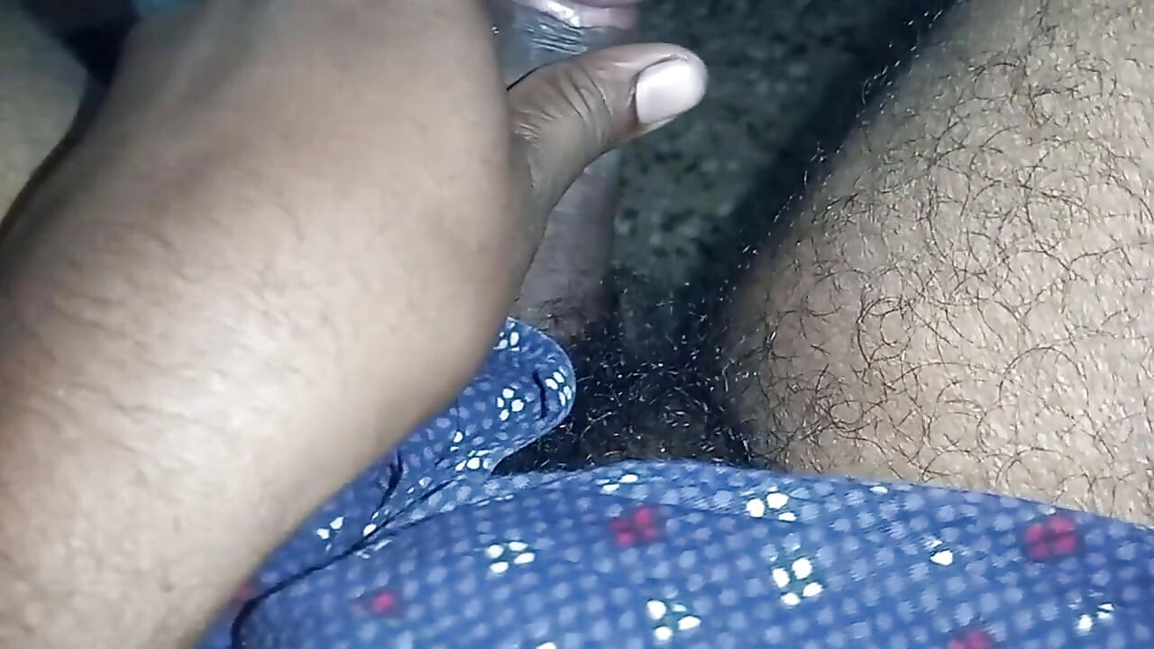 非洲男同在浴室里吮吸妻子的胸部和