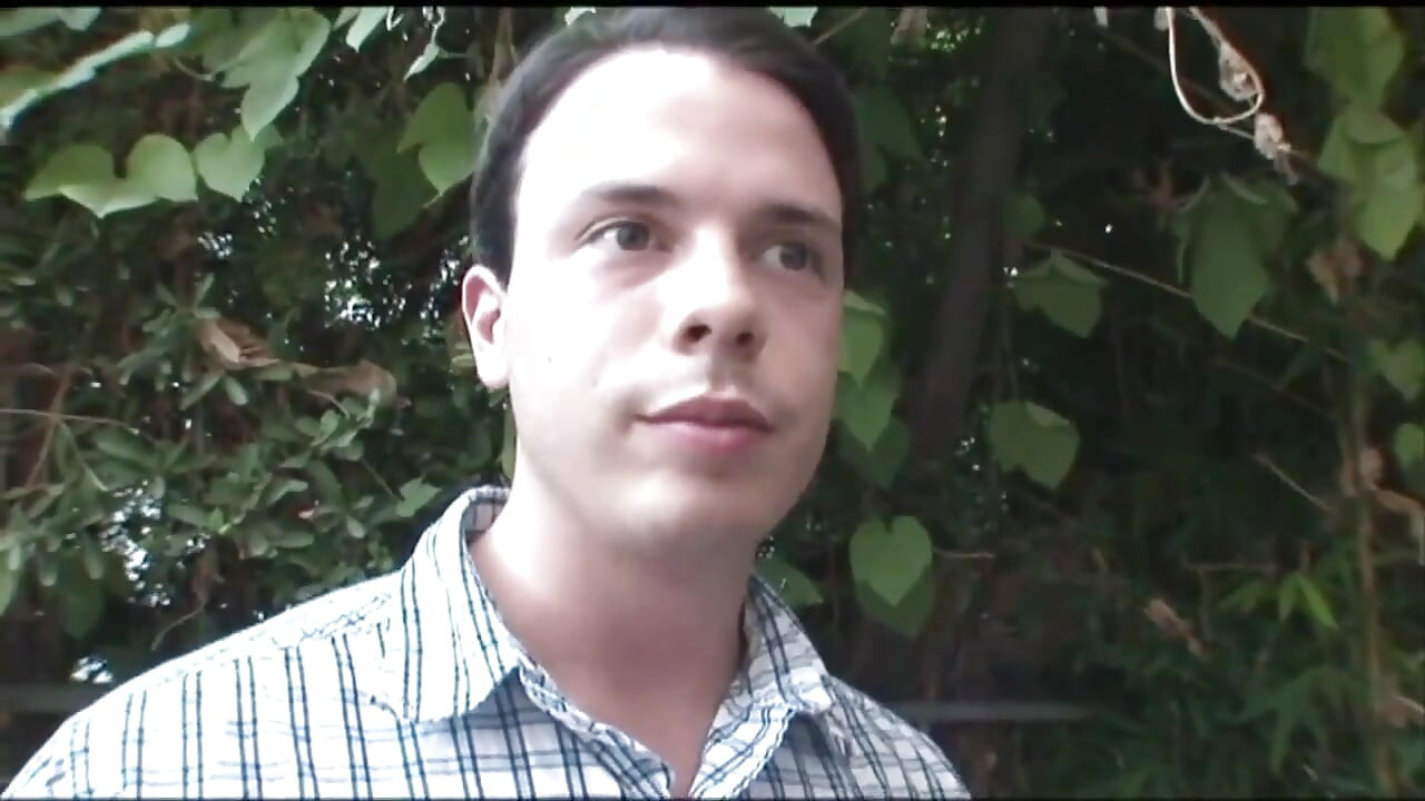 Vruća brineta kuša pravi ogroman kurac