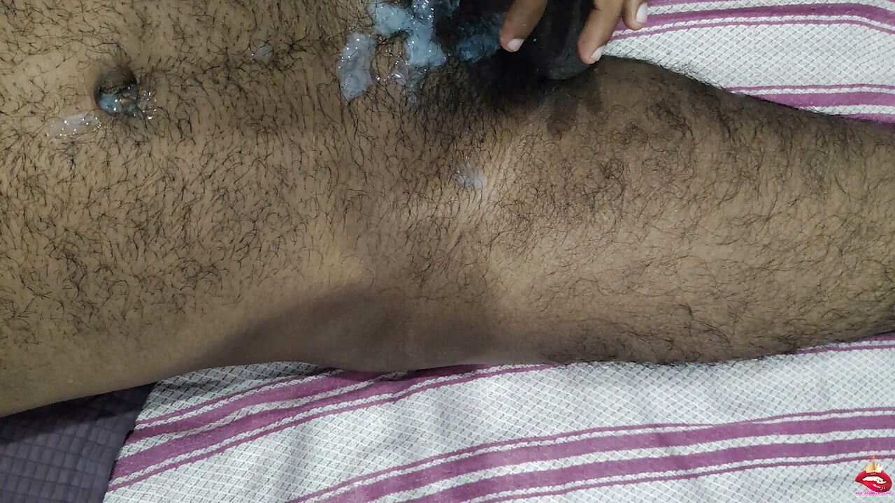 Quando o leitinho quente jorrou do meu pau, um pouco caiu no meu rosto e na minha boca.