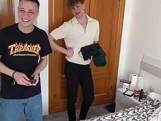 ŚLICZNA BLOND TWINK BIERZE KUTAS WIELKOŚCI RĘKI