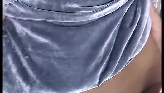 Брюнетку трахает в коттедже большой жесткий член, кончающий в ее рот