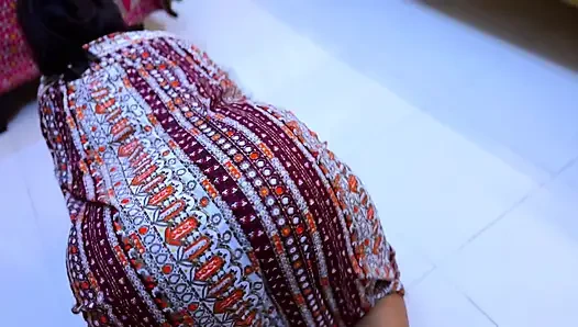 Güzel Mısırlı ateşli üvey anne masanın içine sıkıştı şimdi benden sert anal istiyor!