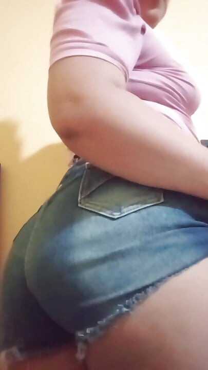 Aproveite o fato de que meu marido me deixou sozinho e te mostrou minha buceta molhada