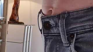 Neue beule in engen jeans, zu hause begehbare